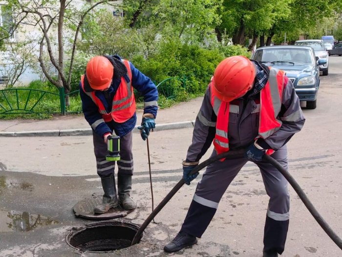 На улице Октябрьская у дома № 9 были проведены работы по прочистке и промывке коллектора