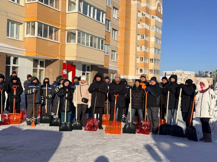 Масштабная уборка снега: коммунальщики, техника и жители объединились для чистоты Балашихи!