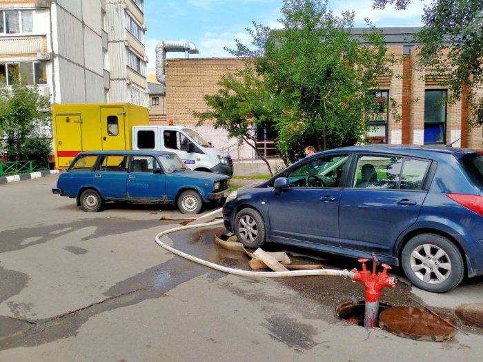 Проведены работы по промывке водопроводных сетей у дома №17 по улице Октябрьской