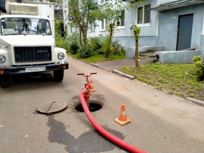 Проведены работы по промывке водопроводных сетей у дома №1 по улице Советская в микрорайоне Заря