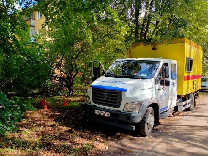 Промывка водопроводных сетей у дома №21 по улице Московская в микрорайоне Заря