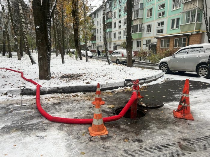 Проведены работы по промывке водопроводных сетей в микрорайоне Заря у дома №5 по улице Пионерская