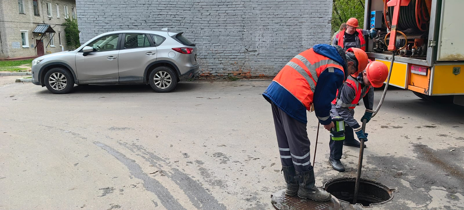 На улице Октябрьская у дома № 9 были проведены работы по прочистке и промывке коллектора