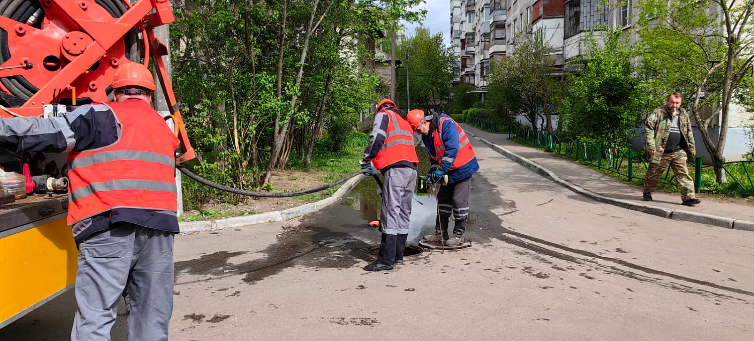 На улице Октябрьская у дома № 9 были проведены работы по прочистке и промывке коллектора